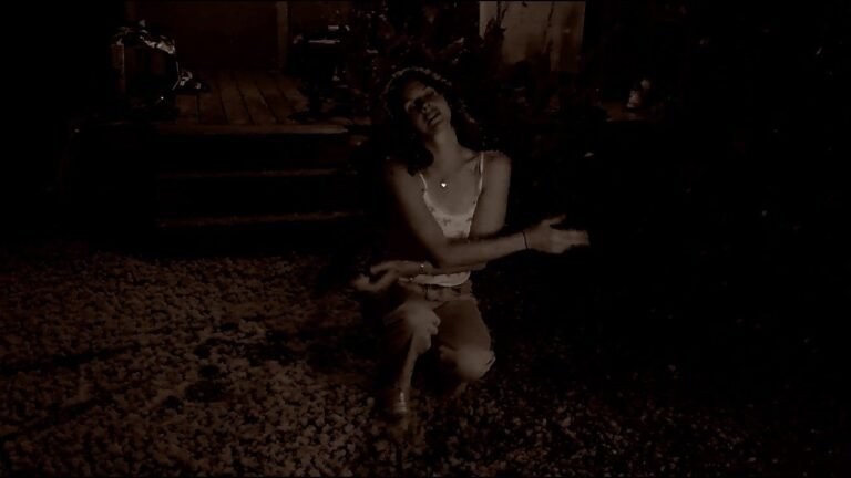 Lana Del Rey sorprende con su video White Feather Hawk Tail Deer Hunter