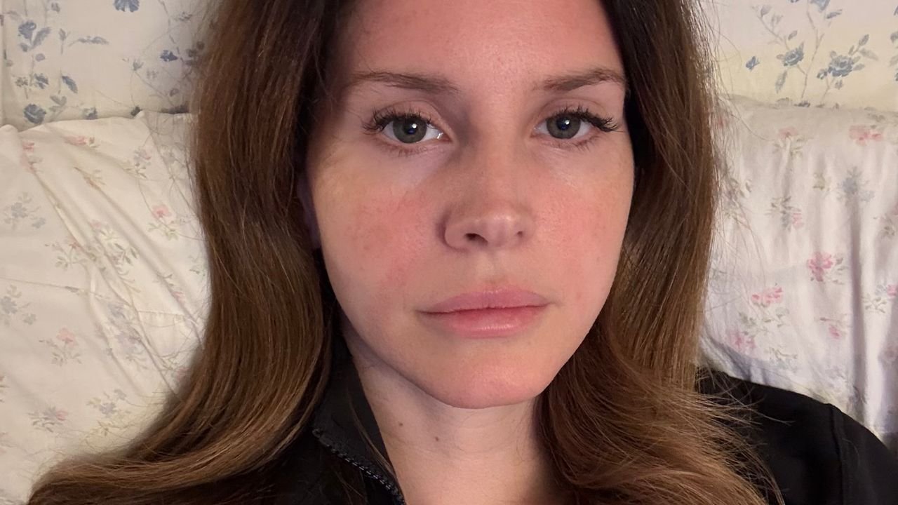 Lana Del Rey lanza White Feather Hawk Tail Deer Hunter, su canción favorita del esperado álbum Stove, elevando expectativas.