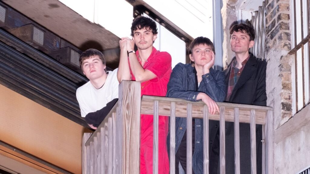 La banda de Chicago Friko lanza su primer álbum como cuarteto y un impactante video musical.