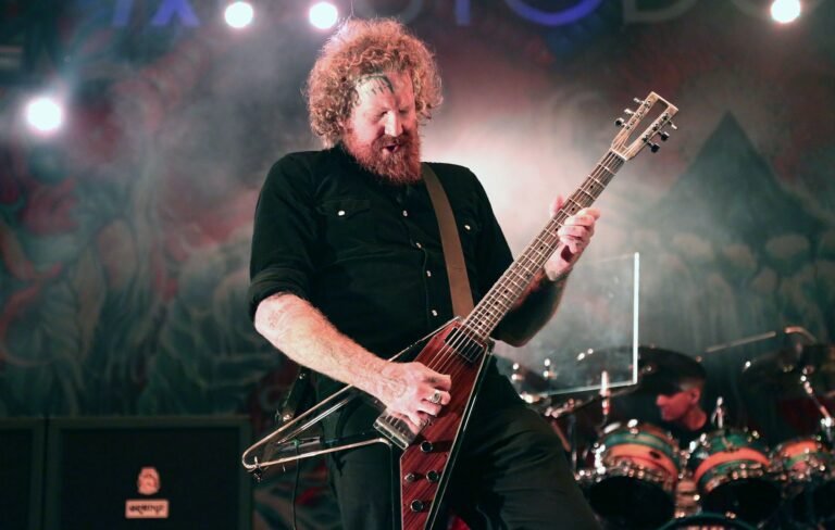 La omisión de Brent Hinds en los Grammys 2026 causa controversia