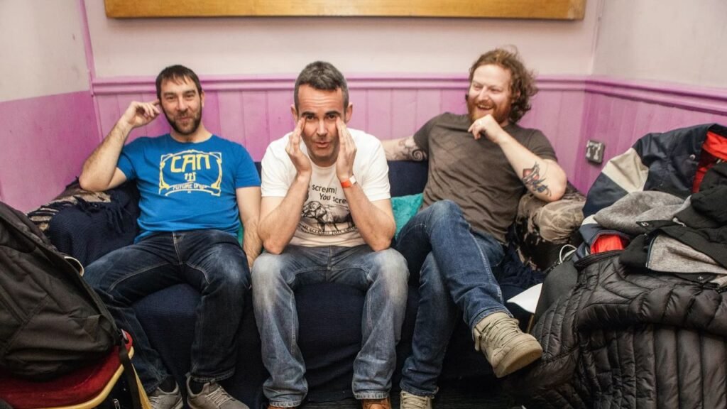 La banda Mclusky anuncia su mini-álbum y presenta una nueva canción que promete sorprender a sus seguidores.