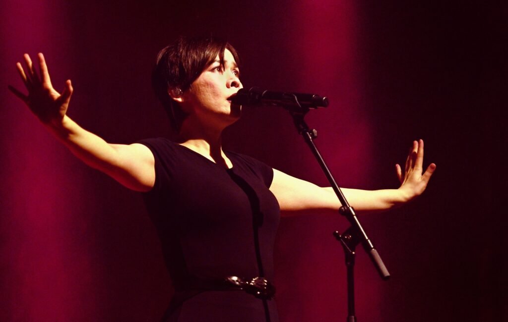 La talentosa Mitski presentó novedades y rarezas en un concierto exclusivo en Nashville, cautivando a sus seguidores.