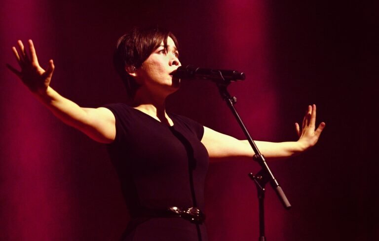 Mitski sorprende con nuevas canciones en su show íntimo en Nashville