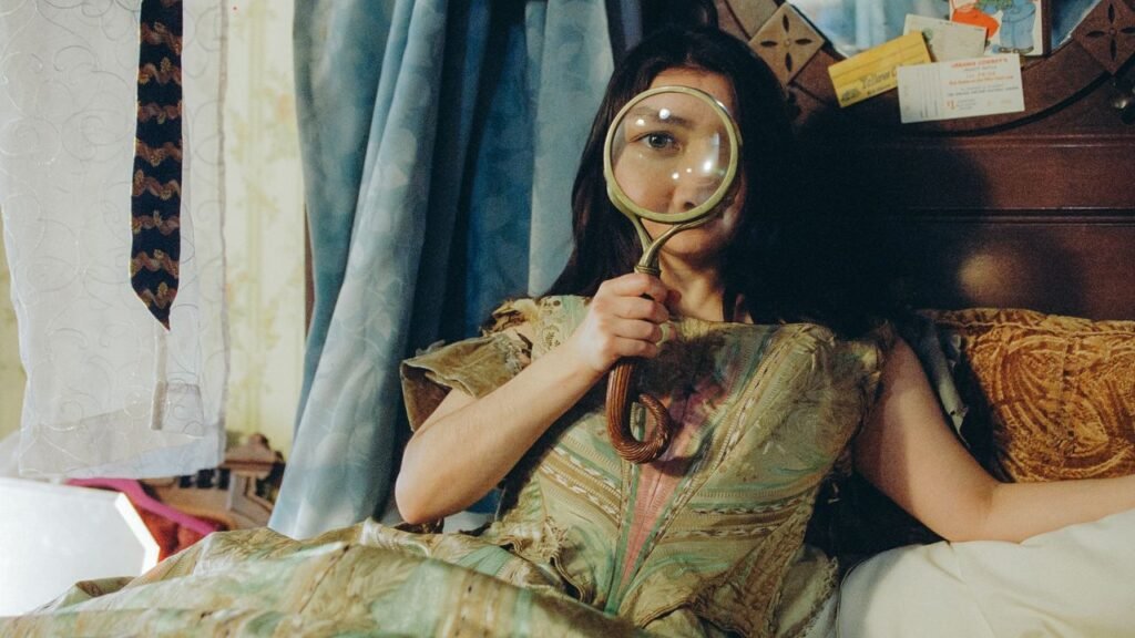 La artista Mitski comparte un nuevo sencillo y detalla su próxima gira en América, Europa, Asia y Australia.