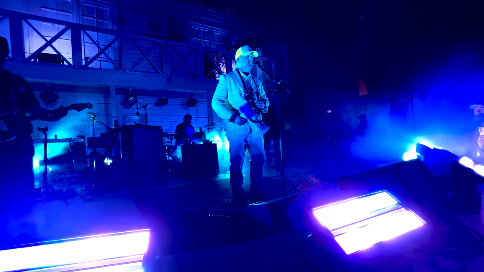 La banda Modest Mouse ofreció su primera interpretación en vivo de March Into The Sea en un evento en Miami.