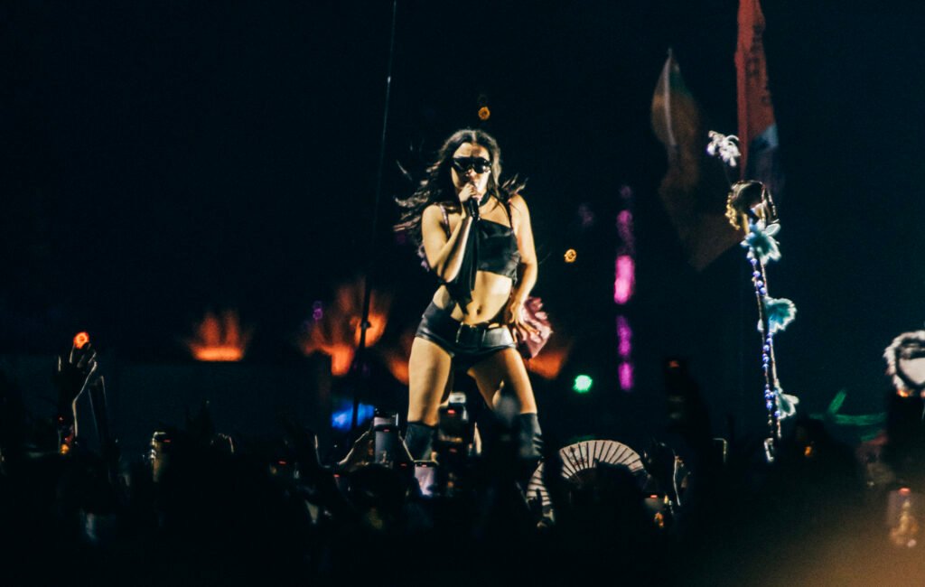 La artista Charli XCX comparte sus sentimientos ante el inesperado éxito de su canción Brat y lo que ello implica.