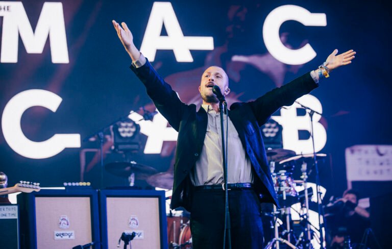 The Maccabees presentan su impactante alineación para el Live at Kirkstall Abbey