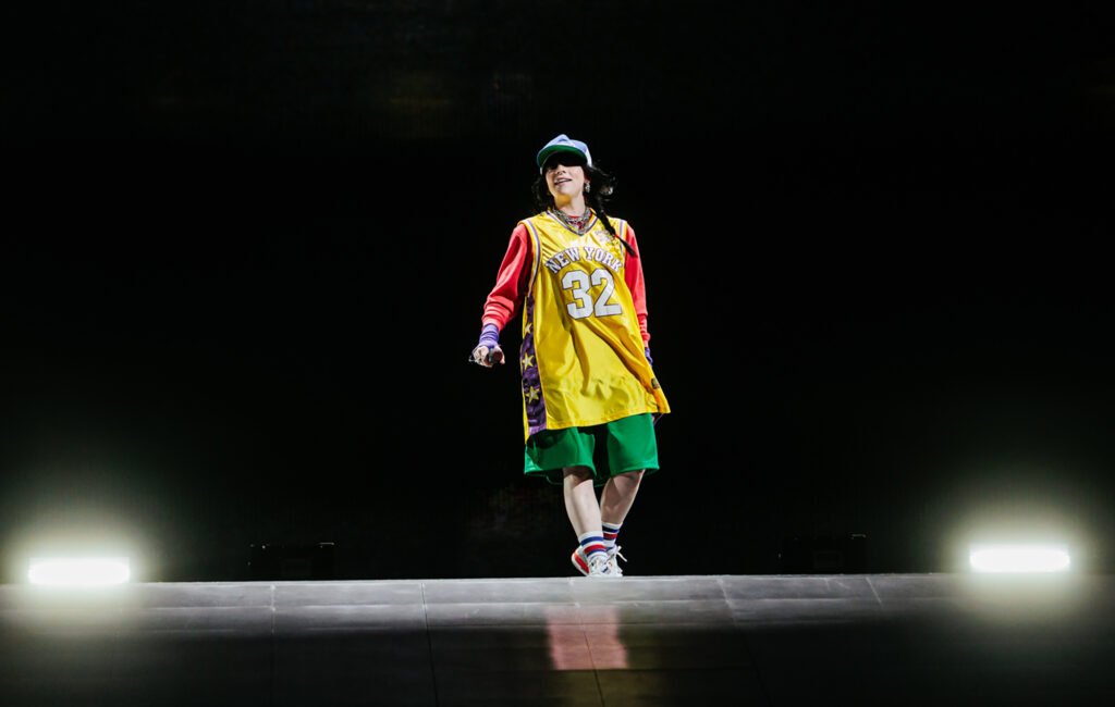 Un activista australiano acusa a Billie Eilish de causarle la deportación por amenazar con ocupar su mansión.