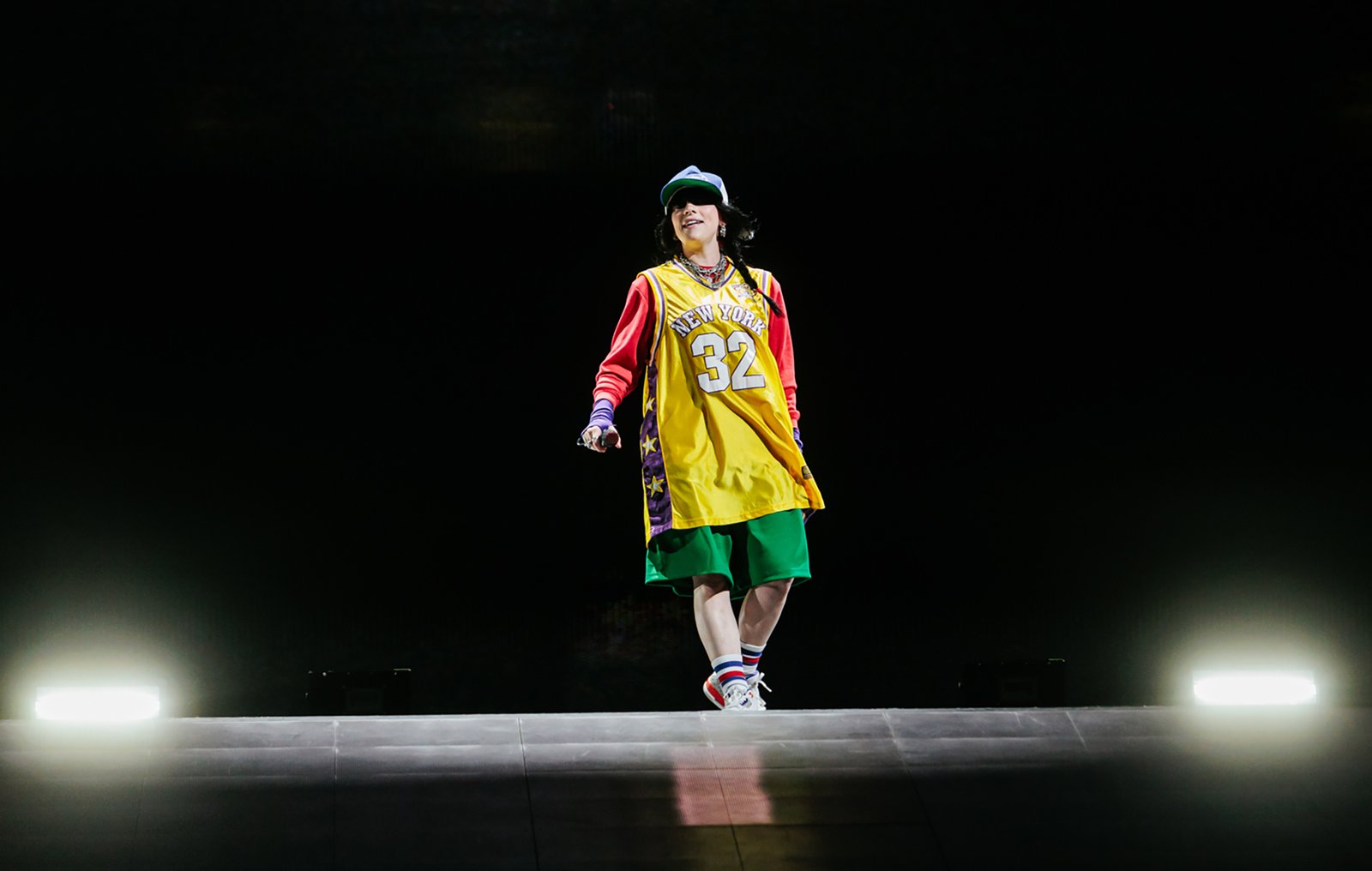 Un activista australiano acusa a Billie Eilish de causarle la deportación por amenazar con ocupar su mansión.