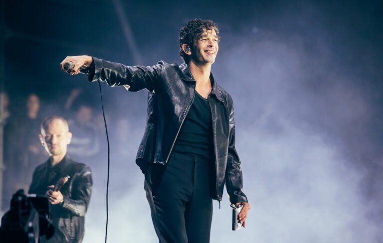 Matty Healy de The 1975 sorprende con un cover en evento benéfico