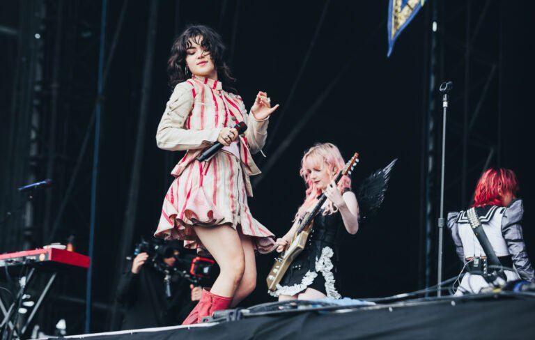 The Last Dinner Party lanza Let’s Do It Again para Help(2)