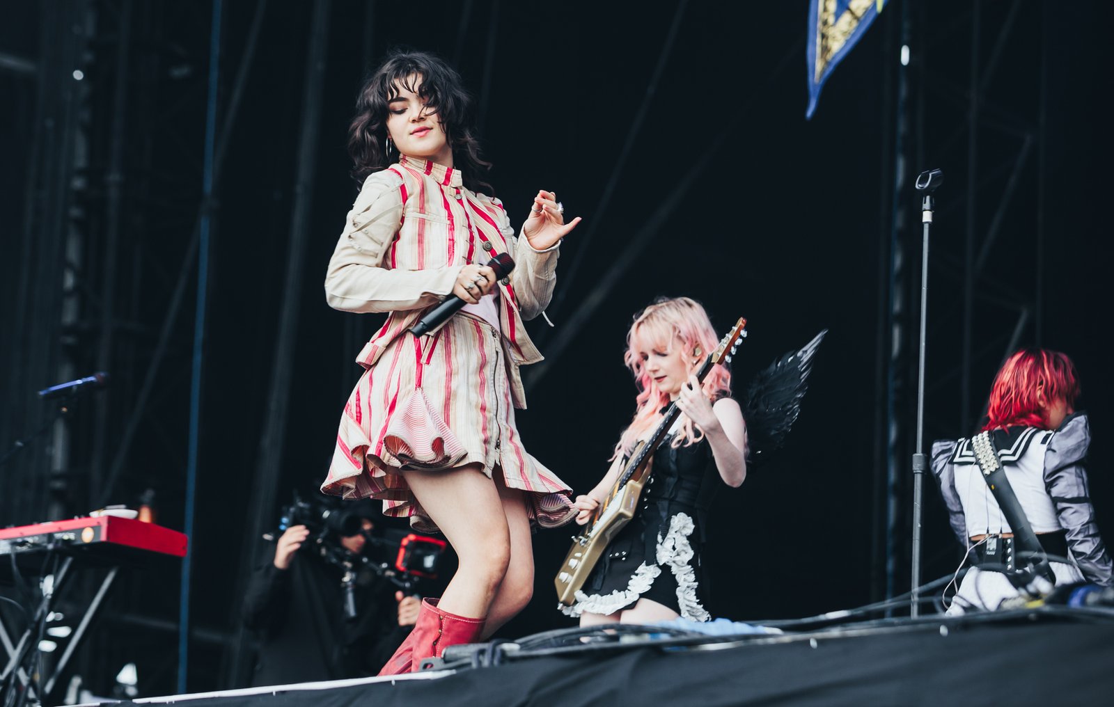 La banda The Last Dinner Party presenta su nueva emotiva canción Let's Do It Again, parte del álbum benéfico Help(2).