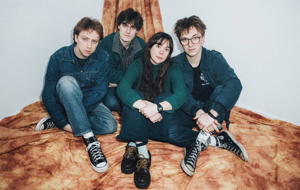 Descubre la playlist exclusiva de Westside Cowboy que define su sonido y acompaña su historia en NME.