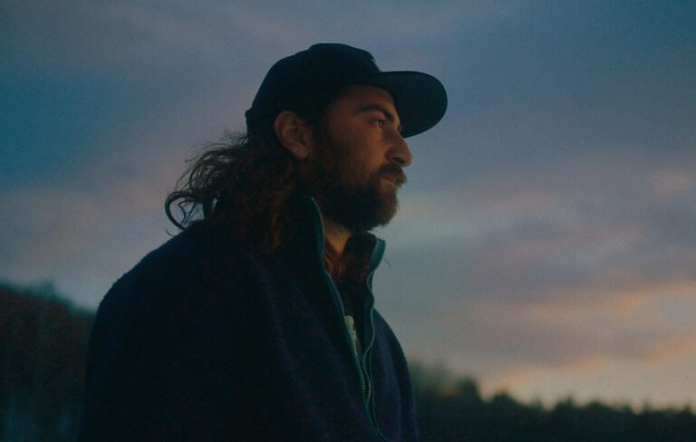 Noah Kahan lanza documental Out Of Body en Netflix este año