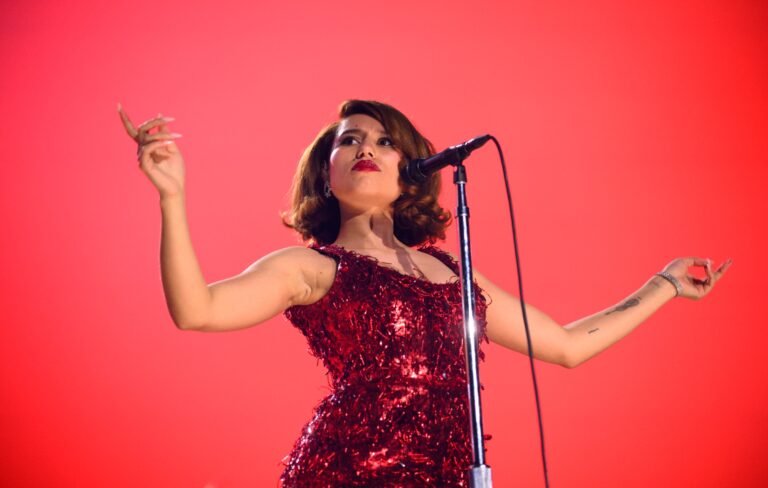 Raye se disculpa y regala entradas tras error de Ticketmaster en París