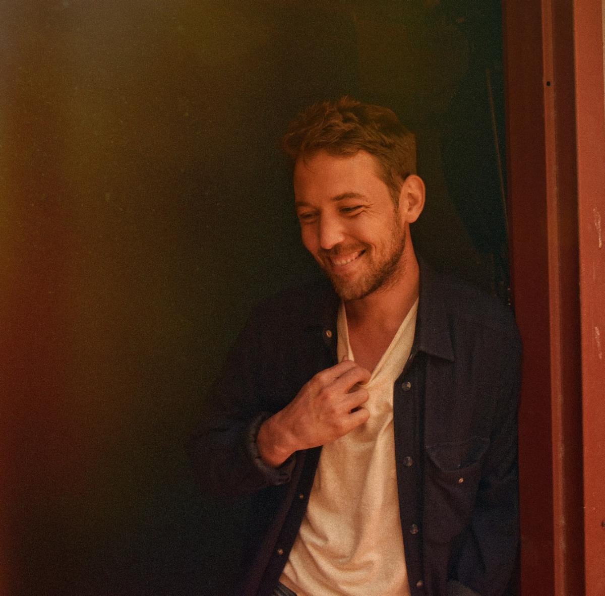 Robin Pecknold se prepara para una gira acústica en solitario, destacando su conexión musical con el público.