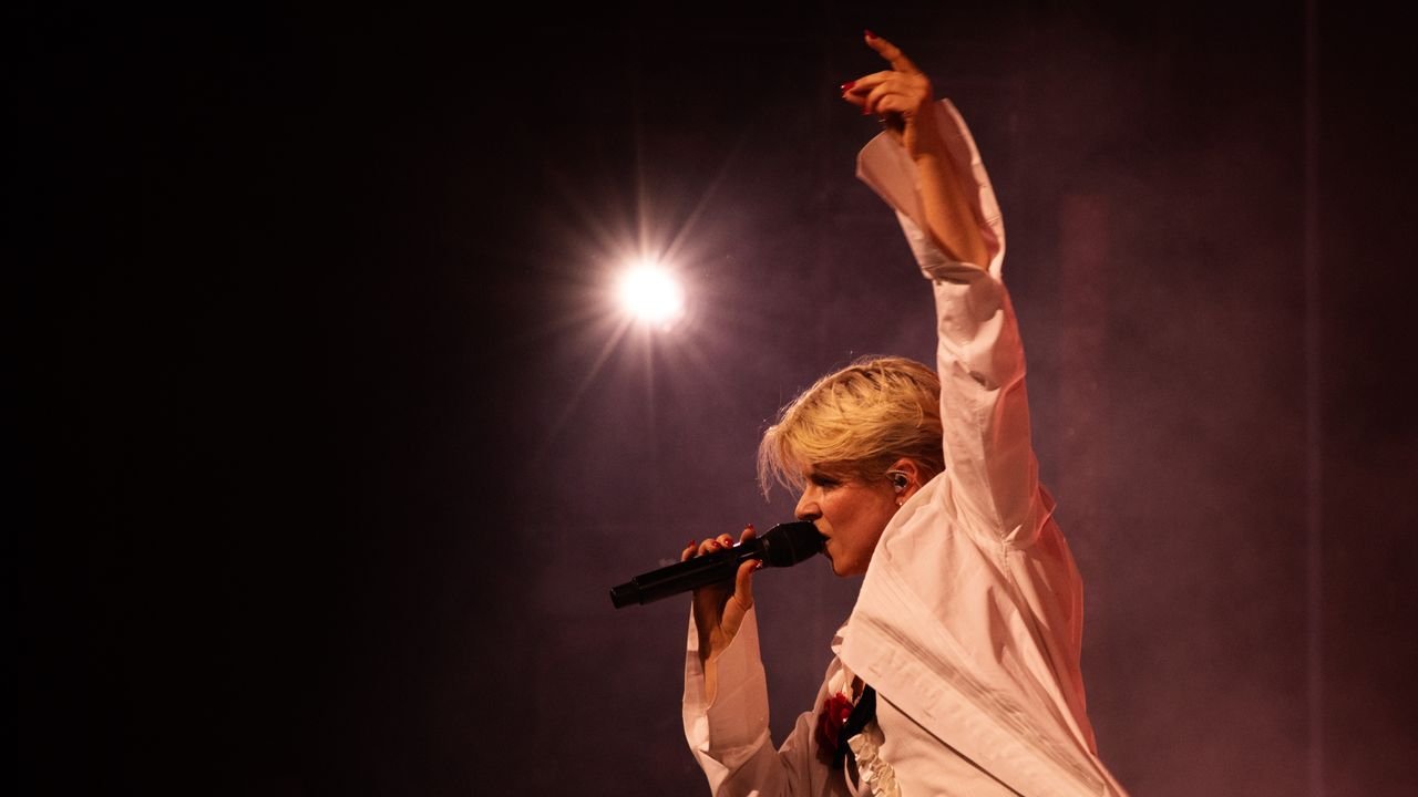 La aclamada artista Robyn dará un gran tour mundial titulado Sexistential Tour que recorrerá varias ciudades.