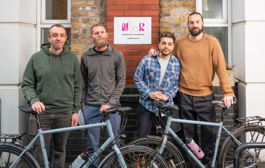 Ross MacDonald pedalea por caridad y destaca la importancia de la terapia musical en su viaje de 1,000 millas.