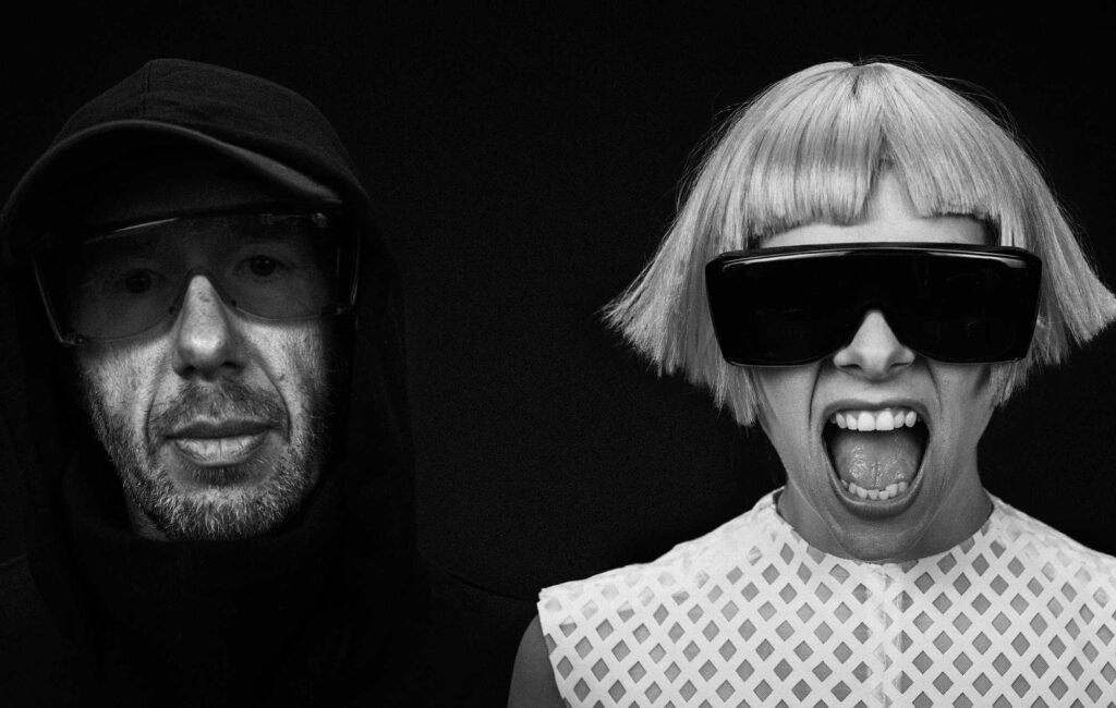 Aurora y Tom Rowlands presentan su proyecto Tomora y anuncian dos shows íntimos en el Reino Unido.