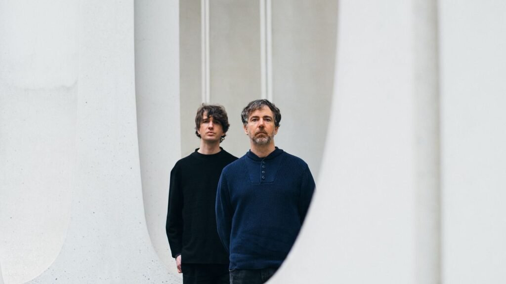 El dúo electrónico Visible Cloaks presenta su esperado álbum Paradessence junto a un video de su nuevo sencillo.