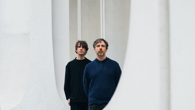 Visible Cloaks lanza su nuevo álbum Paradessence y un video reciente