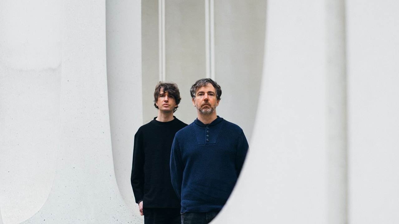 El dúo electrónico Visible Cloaks presenta su esperado álbum Paradessence junto a un video de su nuevo sencillo.