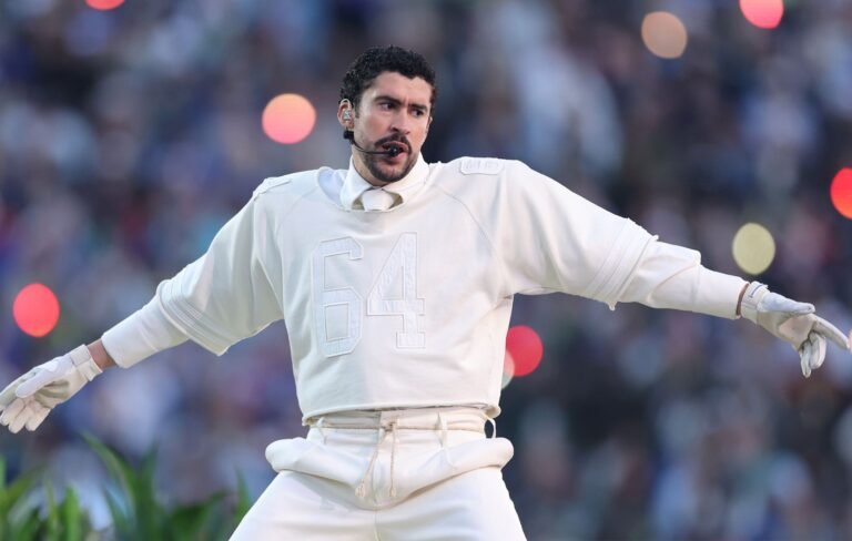 Bad Bunny mejor representante que Donald Trump según encuesta en EE. UU.