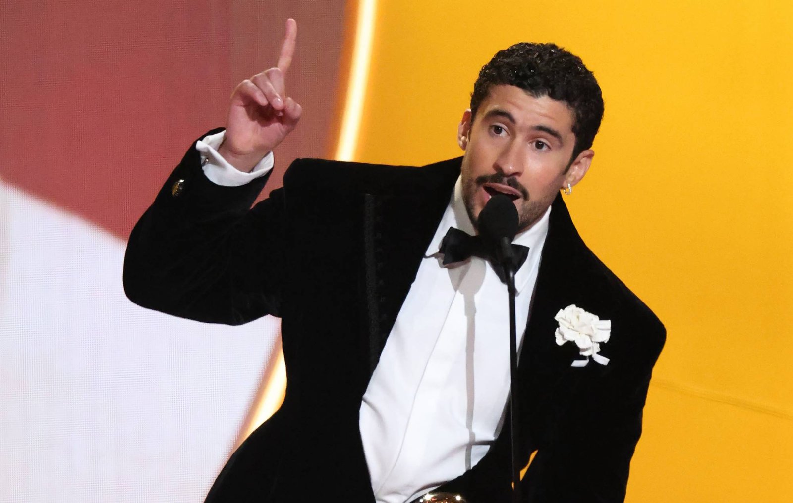 En su emocionante discurso, Bad Bunny defendió la humanidad de los inmigrantes al recibir su premio en los Grammys.