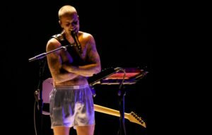 Justin Bieber sorprende al público luciendo boxer shorts en los Grammys 2026