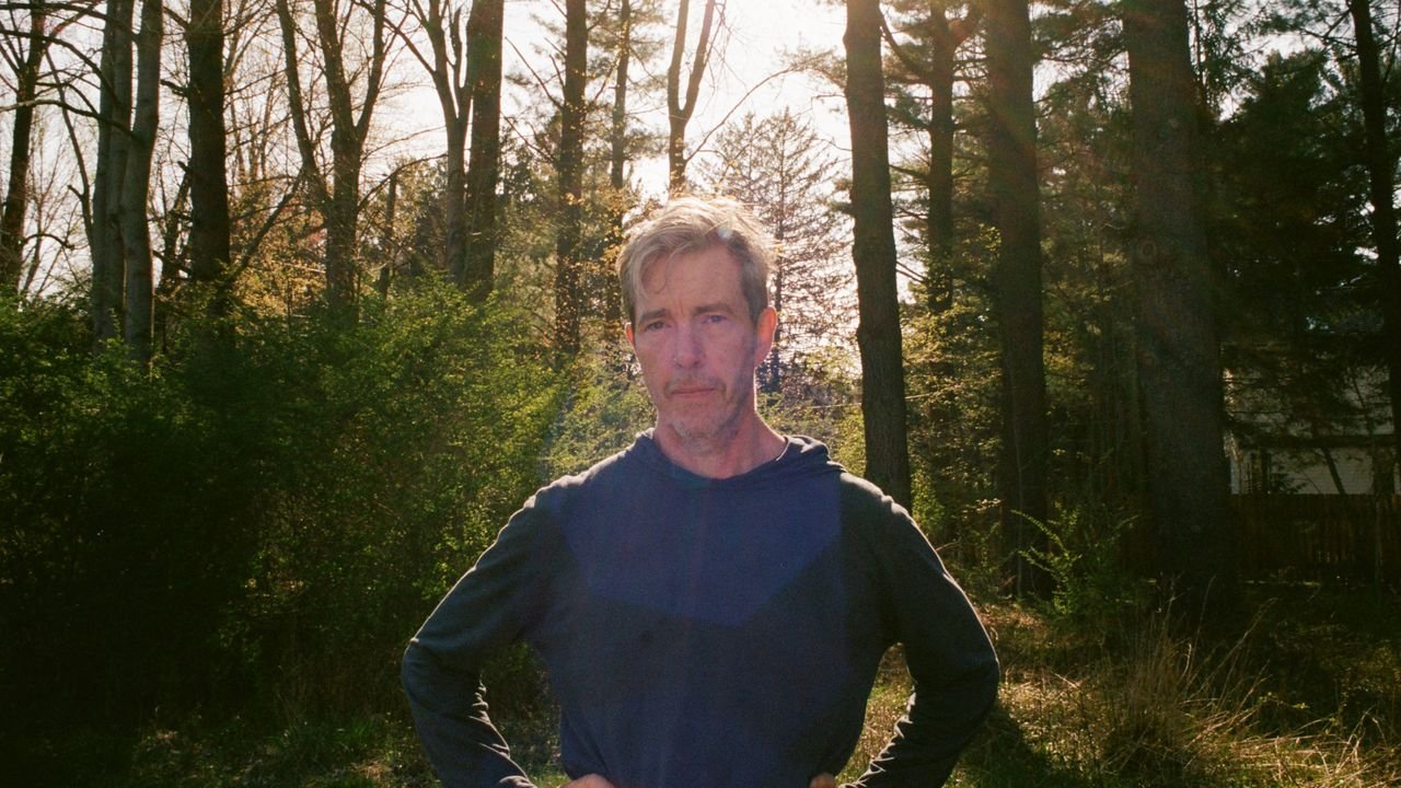 El aclamado músico Bill Callahan estará de gira en 2026, acompañado por Jana Horn, Otto Benson y Noveller.