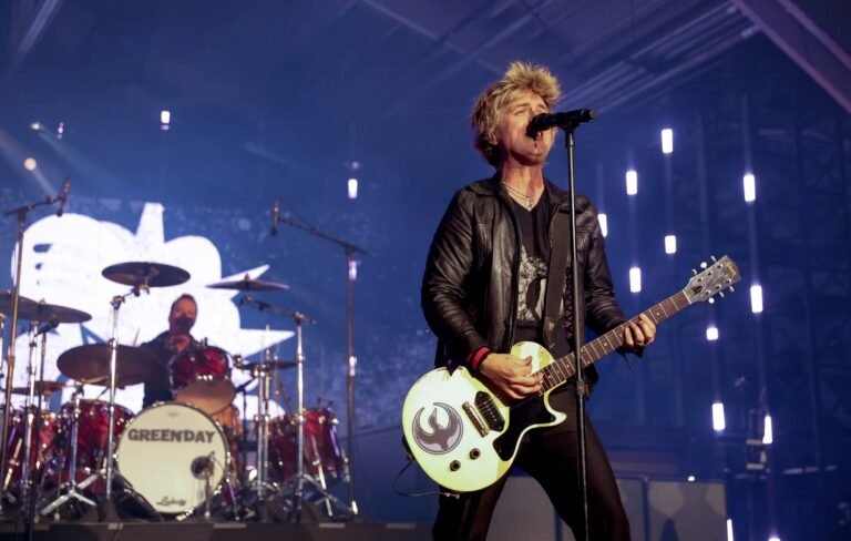 Billie Joe Armstrong critica a ICE antes del Super Bowl 2026