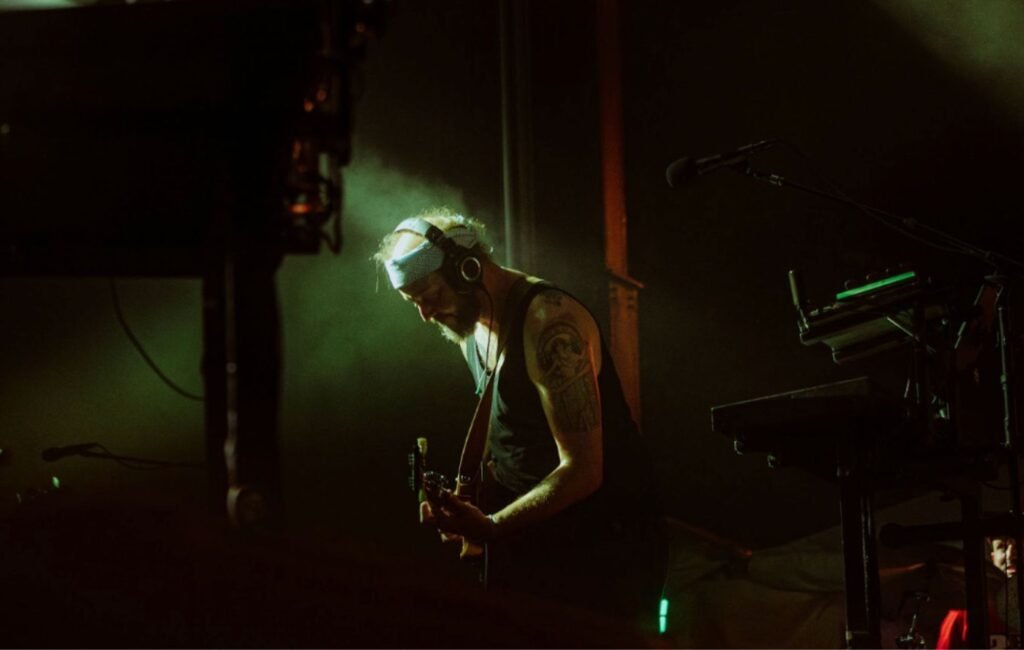 La banda Bon Iver lanza una serie de archivos llamada Volumes que incluye un nuevo álbum en vivo, destacando su esencia musical.