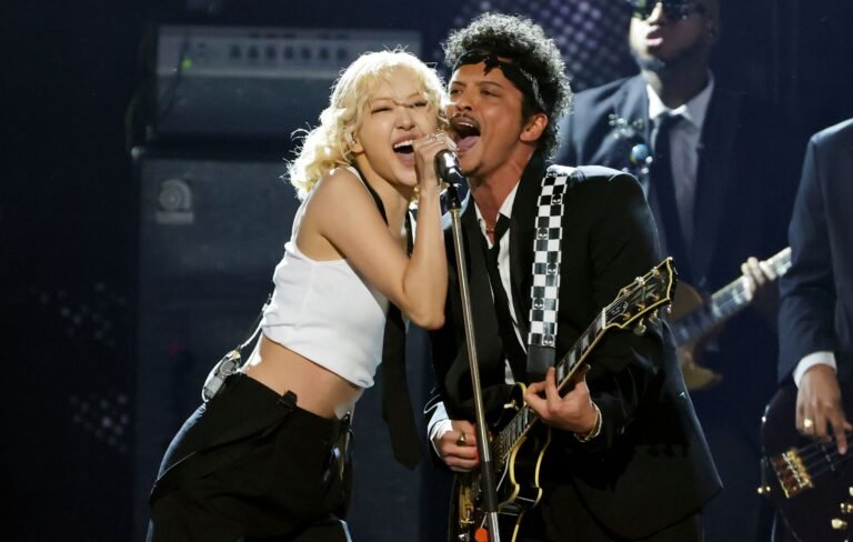 ROSÉ hace historia en los Grammys con Bruno Mars en APT