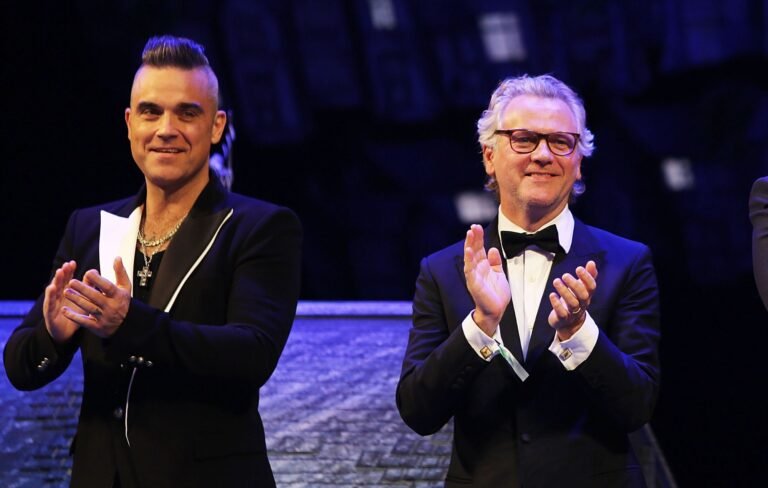 Robbie Williams y Guy Chambers protagonizan una noche emocional en Liverpool