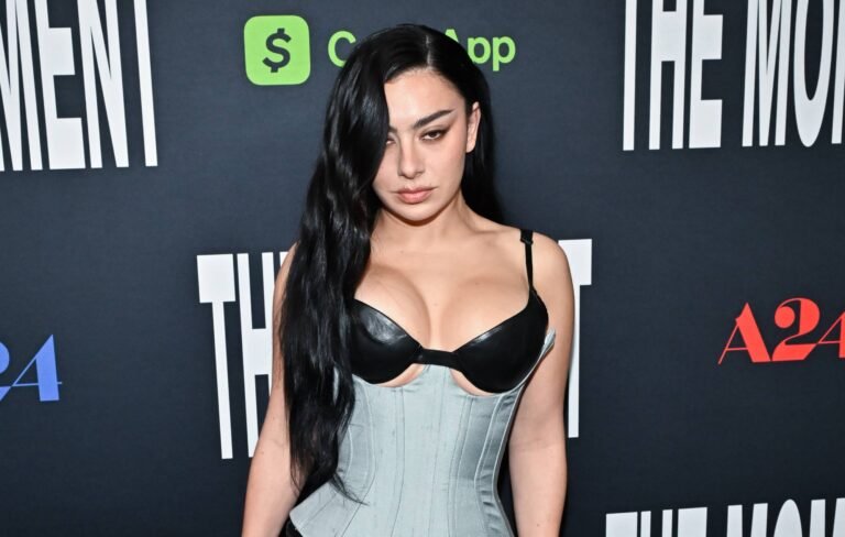 Charli XCX opina sobre la posibilidad de grabar un tema para James Bond: “No creo ser apta para eso”