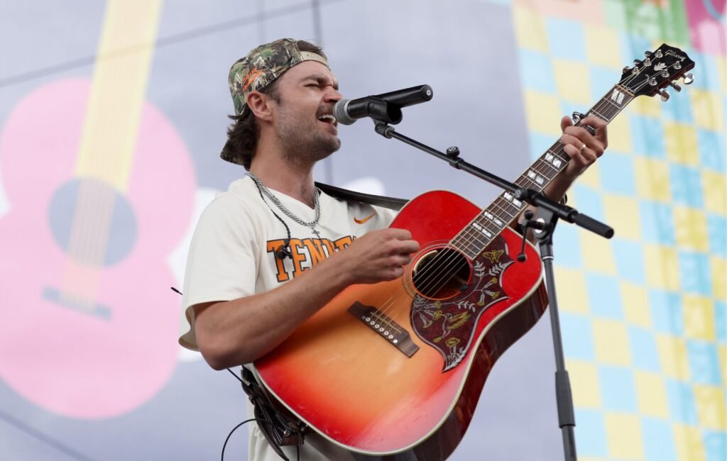 El cantante de country Conner Smith no enfrentará cargos tras un trágico accidente que resultó en la muerte de una anciana.