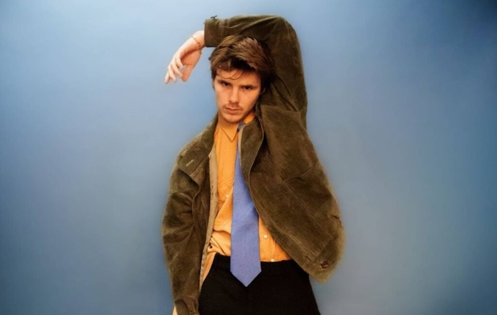 Cruz Beckham estrena su sencillo indie For Your Love antes de su esperada gira de presentación.