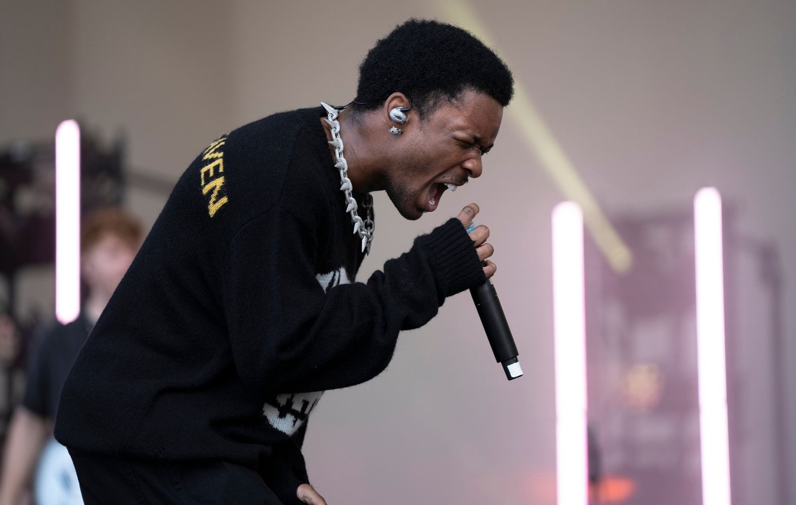 D4vd se enfrenta a una investigación de gran jurado tras encontrarse el cuerpo de una joven en un Tesla.