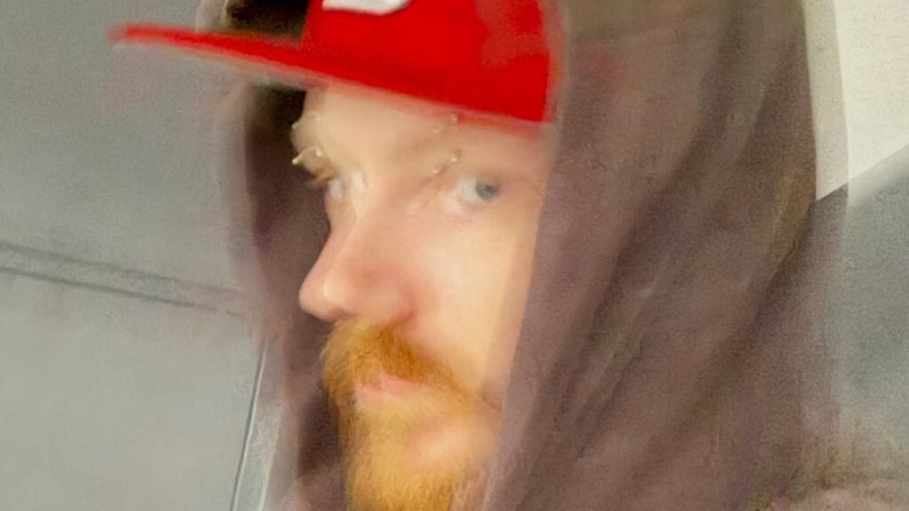 Dylan Brady, conocido por su trabajo en 100 Gecs, presenta Needle Guy, su primer lanzamiento de solista en ocho años.