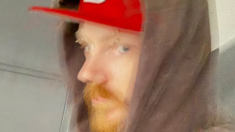 Dylan Brady de 100 Gecs lanza el video Needle Guy tras ocho años