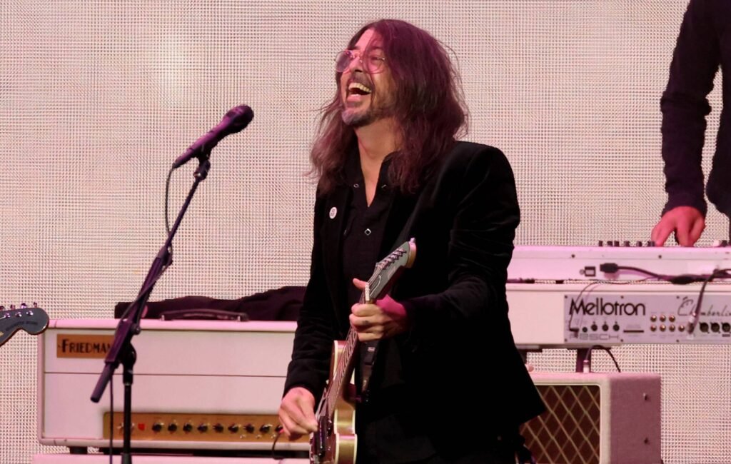 La emoción se desbordó cuando Foo Fighters anunció sorpresivos conciertos íntimos, generando largas filas de fanáticos ansiosos por boletos.