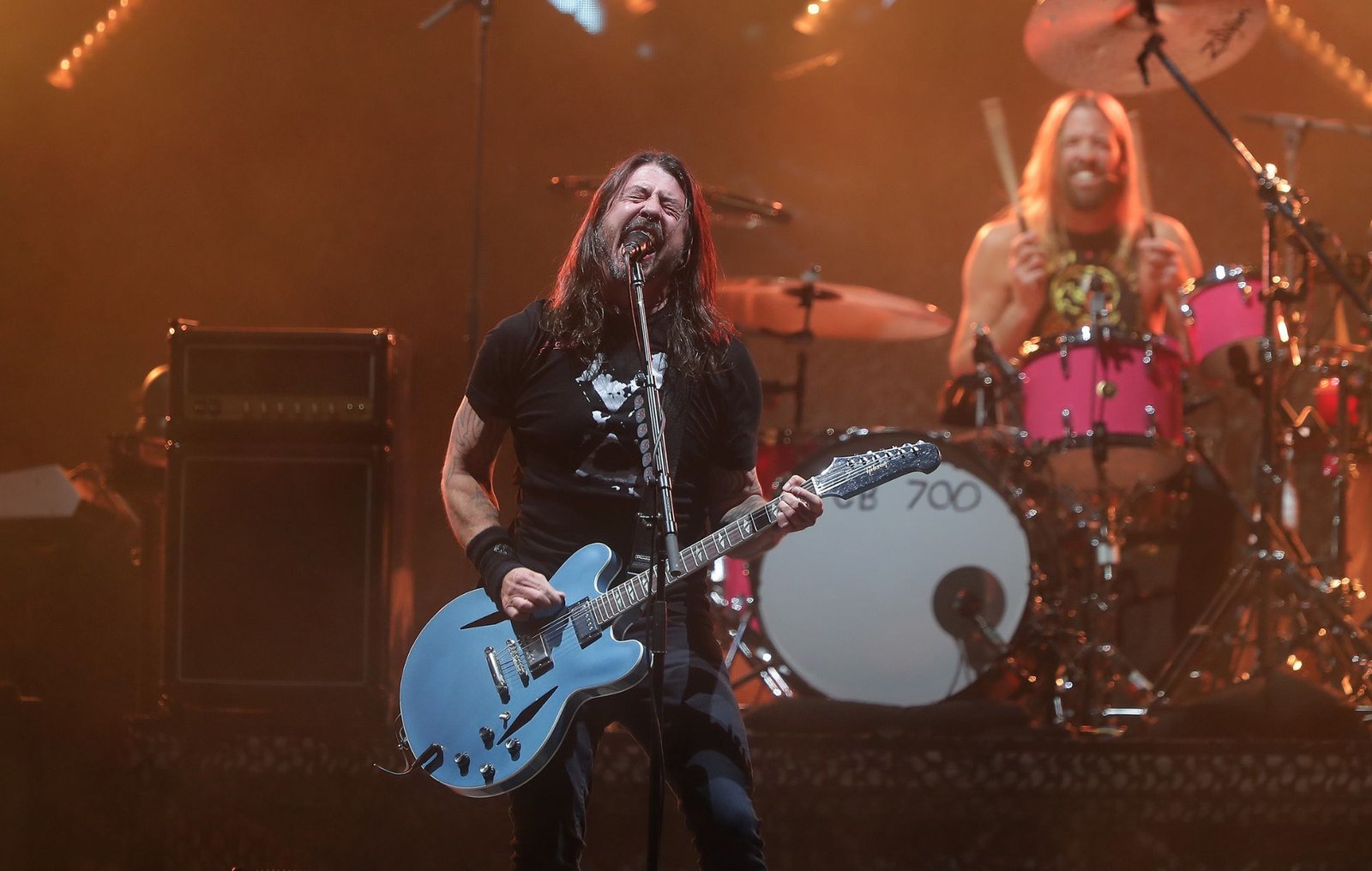 Dave Grohl habla sobre los desafíos de seguir adelante con Foo Fighters después de la pérdida de Taylor Hawkins.