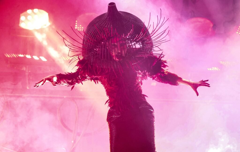 La icónica Lady Gaga brilló en los Grammy 2026 con una performance épica de su canción Abracadabra junto a grandes artistas.