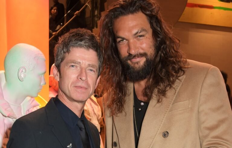 Jason Momoa sorprende con versiones de Oasis en Manchester