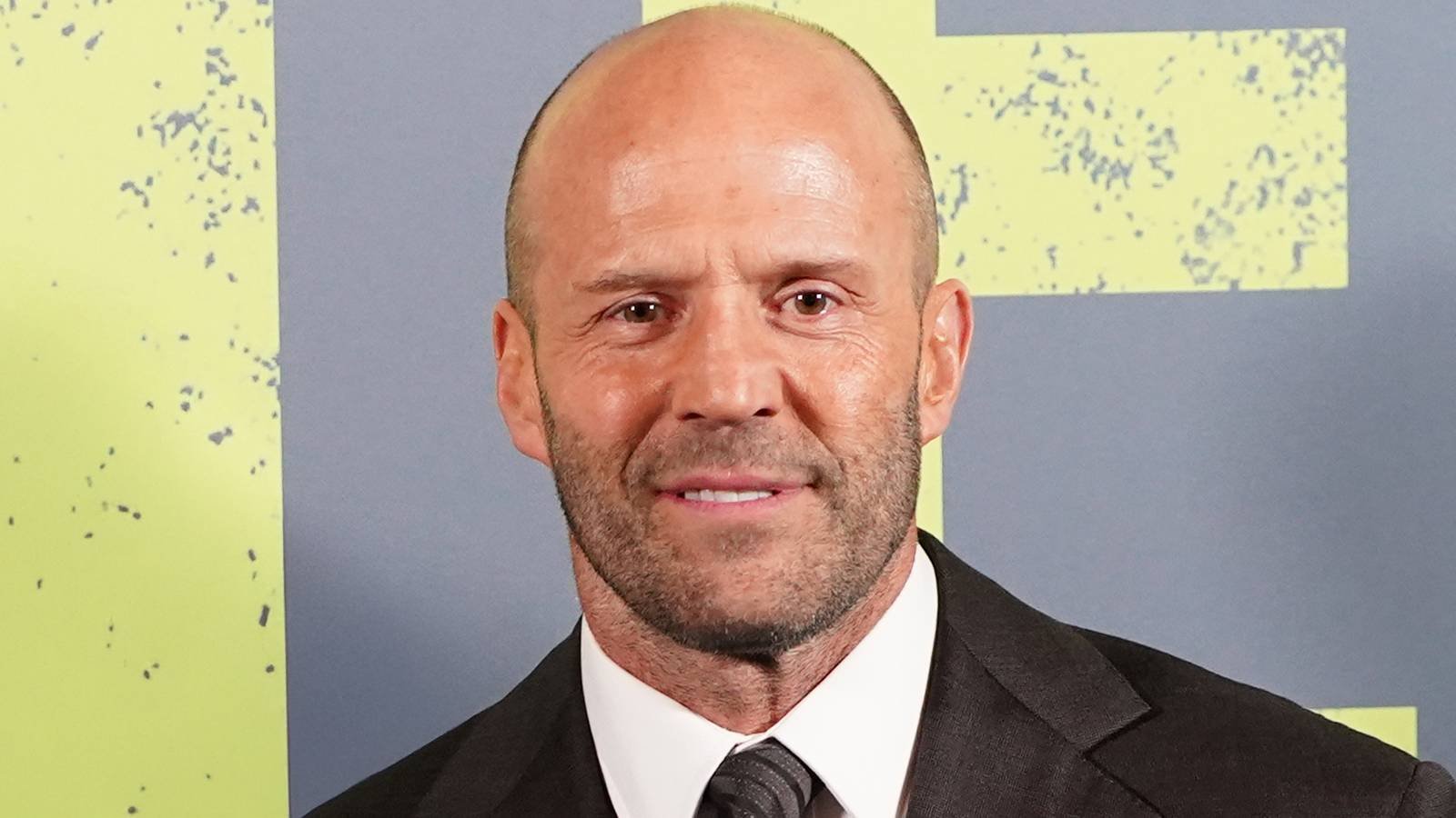 Descubre cómo Jason Statham estuvo al borde de la muerte mientras filmaba su impactante thriller que arrasa en streaming.