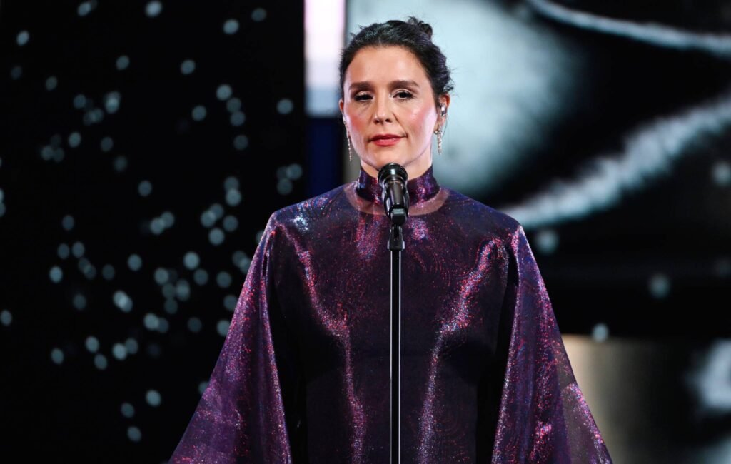 La actuación de Jessie Ware en los BAFTAs fue un homenaje conmovedor a la memoria de grandes artistas.