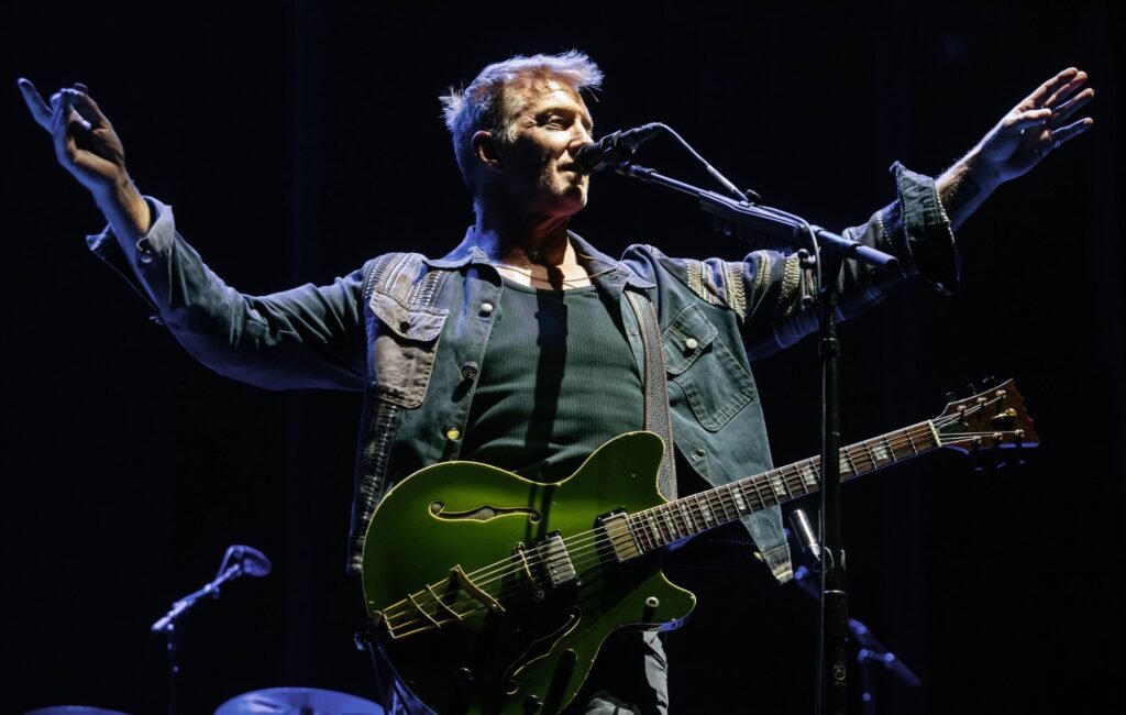 Josh Homme brilló al interpretar 'Night Prowler' de AC/DC en el tributo a Bon Scott. Descubre más sobre esta emotiva actuación.