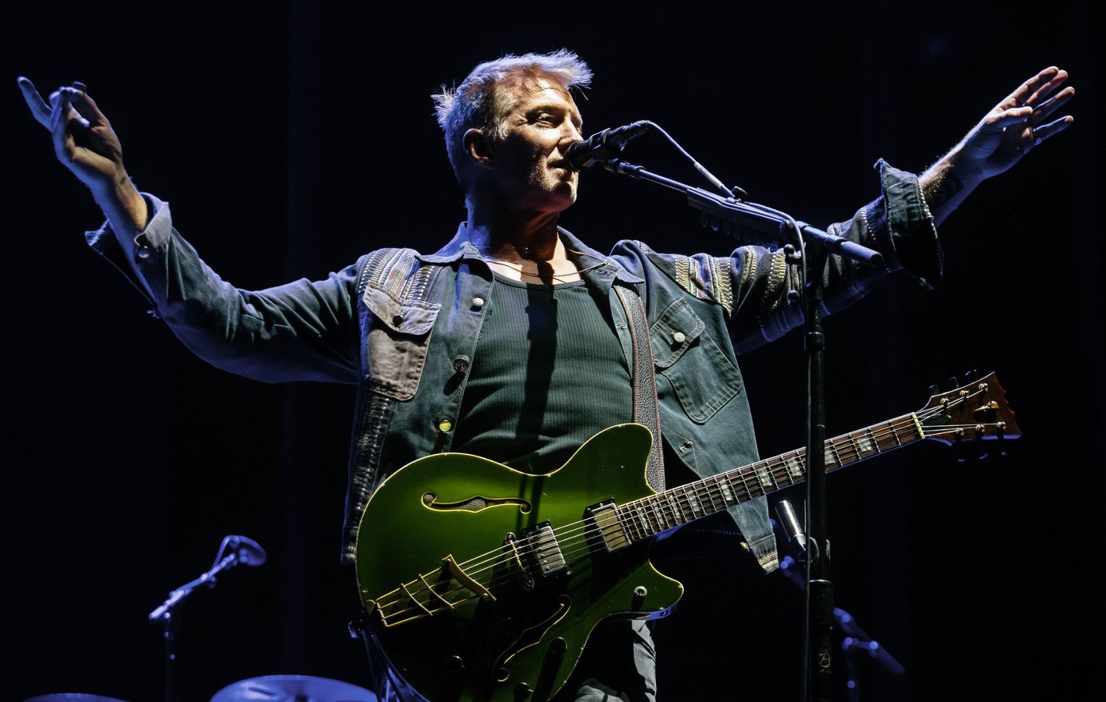 Josh Homme brilló al interpretar 'Night Prowler' de AC/DC en el tributo a Bon Scott. Descubre más sobre esta emotiva actuación.