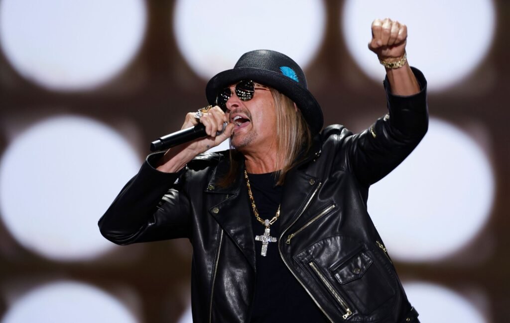 Kid Rock se defiende de las acusaciones de lip-sync durante el All-American Halftime Show, asegurando que solo estaba desincronizado.
