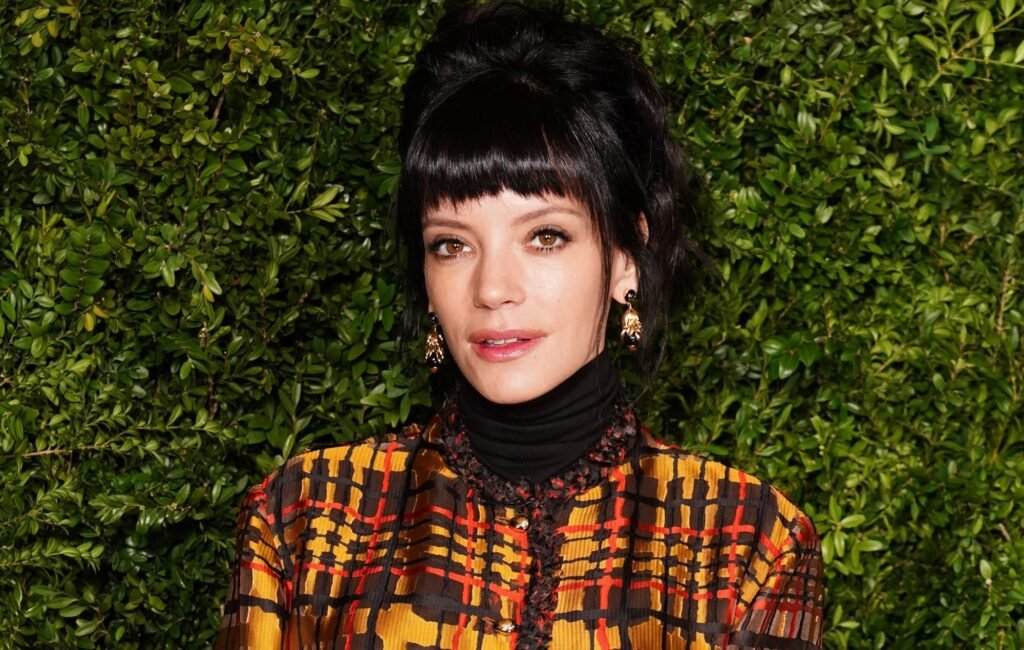 Lily Allen confirma su romance con Jonah Freud, mientras reflexiona sobre su álbum tras la ruptura con David Harbour.